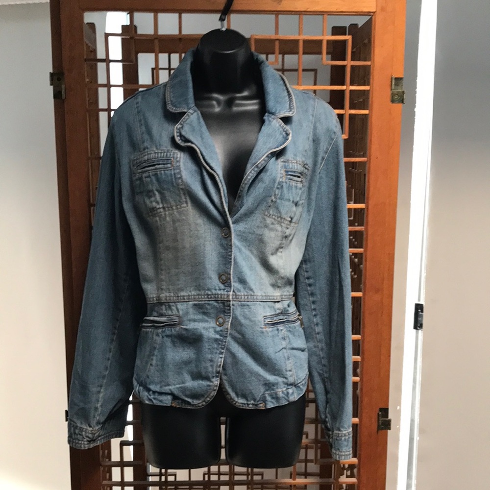 Cato cropped jean jacket w/snap buttons and cool details through jacket Size XL.